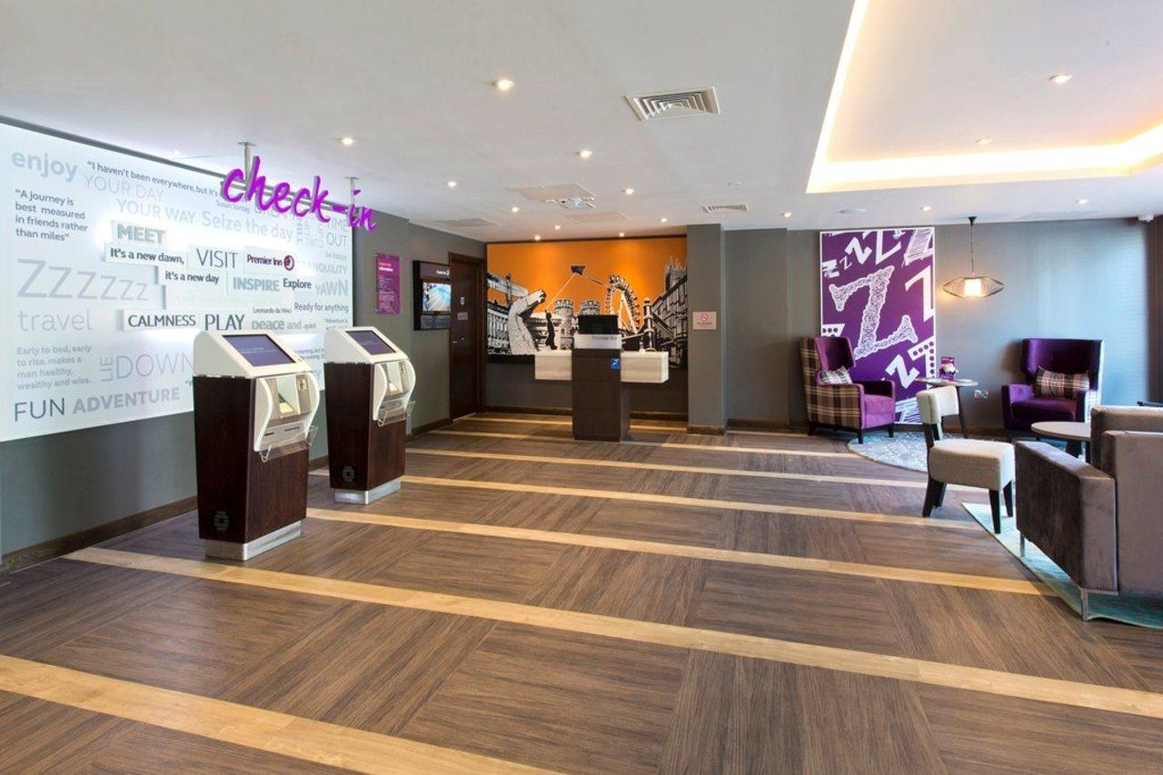 Premier Inn Newbury Town Centre Exterior photo